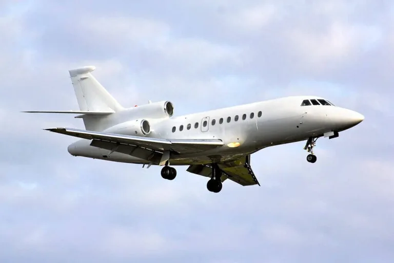Dassault Falcon 900 aircraft on approach
