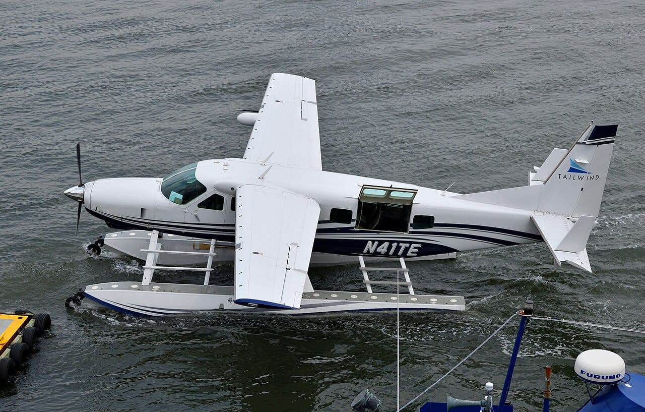 Float-equipped seaplane N41TE beside the New York Skyport dock
