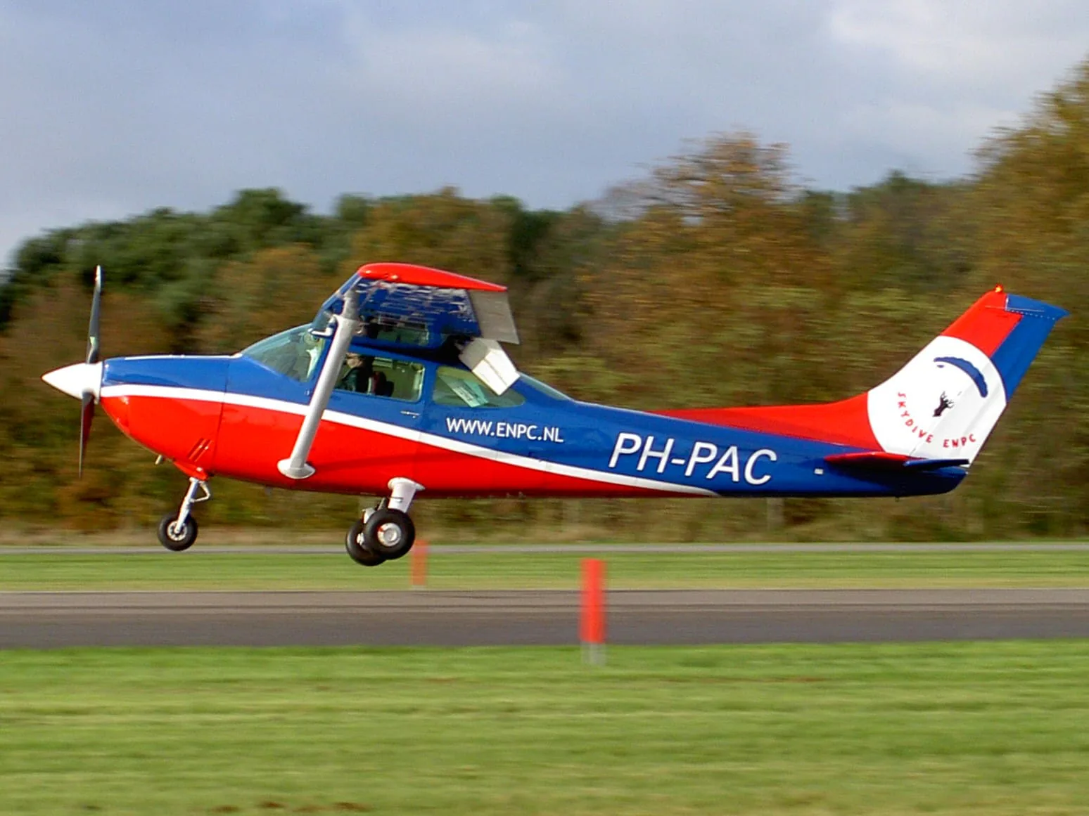 Red and blue Reims F182Q PH-PAC bearing Skydive ENPC markings at Seppe